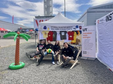 Merch a event doplňky, co fungují v praxi.